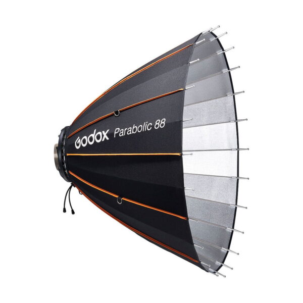 Godox Parabolic 88 -heijastinsarjassa on mustat ja oranssit korostukset, heijastava hopeinen sisäpuoli ja metallitankoristikko, joka tukee sen suurta, kartiomaista softbox-mallia ammattimaiseen valokuvausvalaistukseen.
