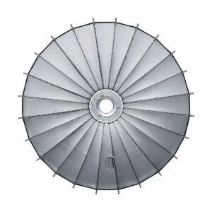 Ylhäältä alaspäin Godox Parabolic 88 Reflector Kit, suuri pyöreä hopeanvärinen studioheijastin, jossa on säteittäiset kehät ja keskellä reikä, joka muistuttaa sateenvarjoa tai satelliittiantennia.