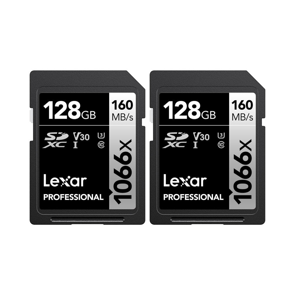 Kaksi Lexar Pro 1066x U3 UHS-I R160/W120 128 Gt:n muistikorttia (2-pack) on vierekkäin; molemmat ovat mustia ja niissä on valkoiset ja hopeiset tarrat.