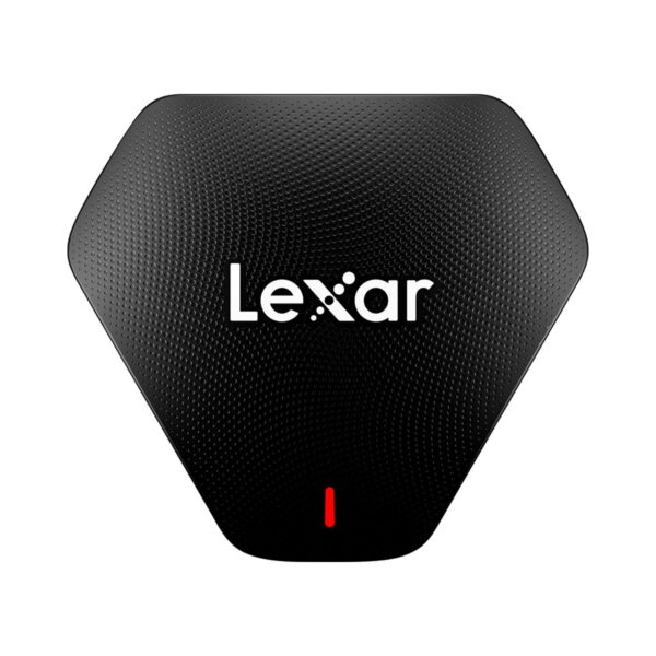Lexar_Cardreader_3-in-1_SD_MicroSD_CF_USB_3_1_002 Musta, kuusikulmainen Lexar Cardreader 3-in-1 SD/MicroSD/CF USB 3.1, jossa on kuvioitu pinta, valkoinen Lexar-logo keskellä ja pieni punainen LED-merkkivalo lähellä pohjaa.