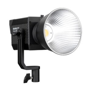 Nanlite_Forza_150_002 The black NANLITE Forza 150 Led Monolight LED light with a large silver-coloured, brushed reflector is mounted on an adjustable bracket with an LED light in the centre.