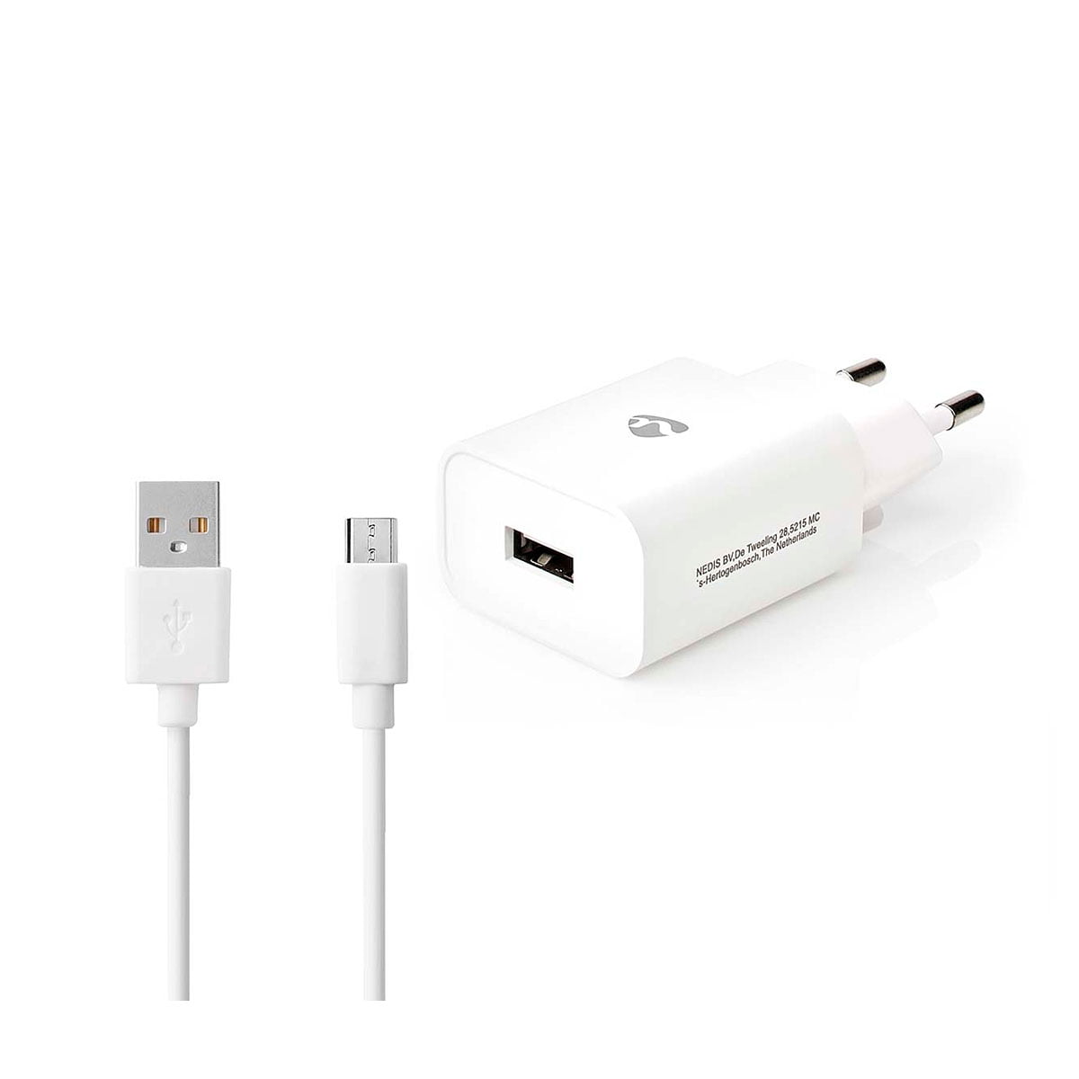 Nedis Seinälaturi 1-Ulostulo 2.1A - Micro-USB on valkoinen seinälaturi, jossa on kaksi pyöreää eurooppalaista piikkiä, USB-portti ja irrotettava USB-mikro-USB-kaapeli. Molemmat kohteet näkyvät valkoisella pohjalla.