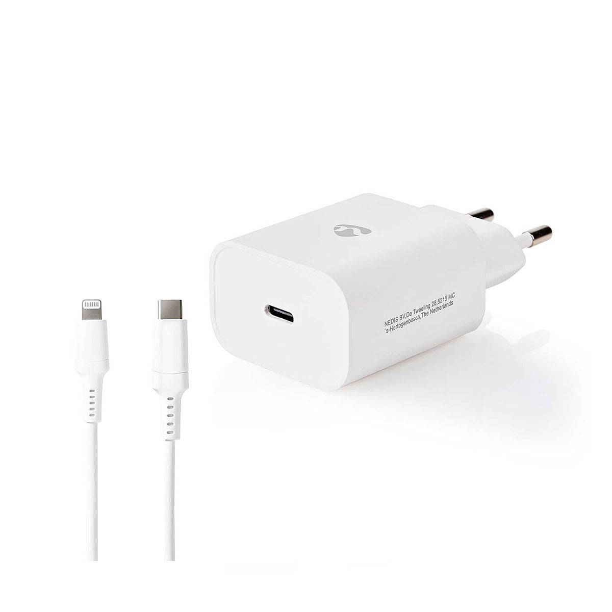 Nedis Seinälaturi 1-Ulostulo PD3.0 20W USB-C - Lightning on valkoinen seinälaturi, jossa on kaksi pyöreää piikkiä ja yksi USB-C-portti, ja sen mukana tulee yhteensopiva valkoinen USB-C-Lightning-kaapeli. Mukana on minimaalinen tuotemerkintä.