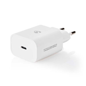Nedis Seinälaturi 1-Ulostulo PD3.0 20W USB-C - Lightning on valkoinen seinälaturi, jossa on kaksi pyöreää piikkiä ja yksi USB-C-portti, kuvassa kulmikkaasti valkoisella pohjalla.