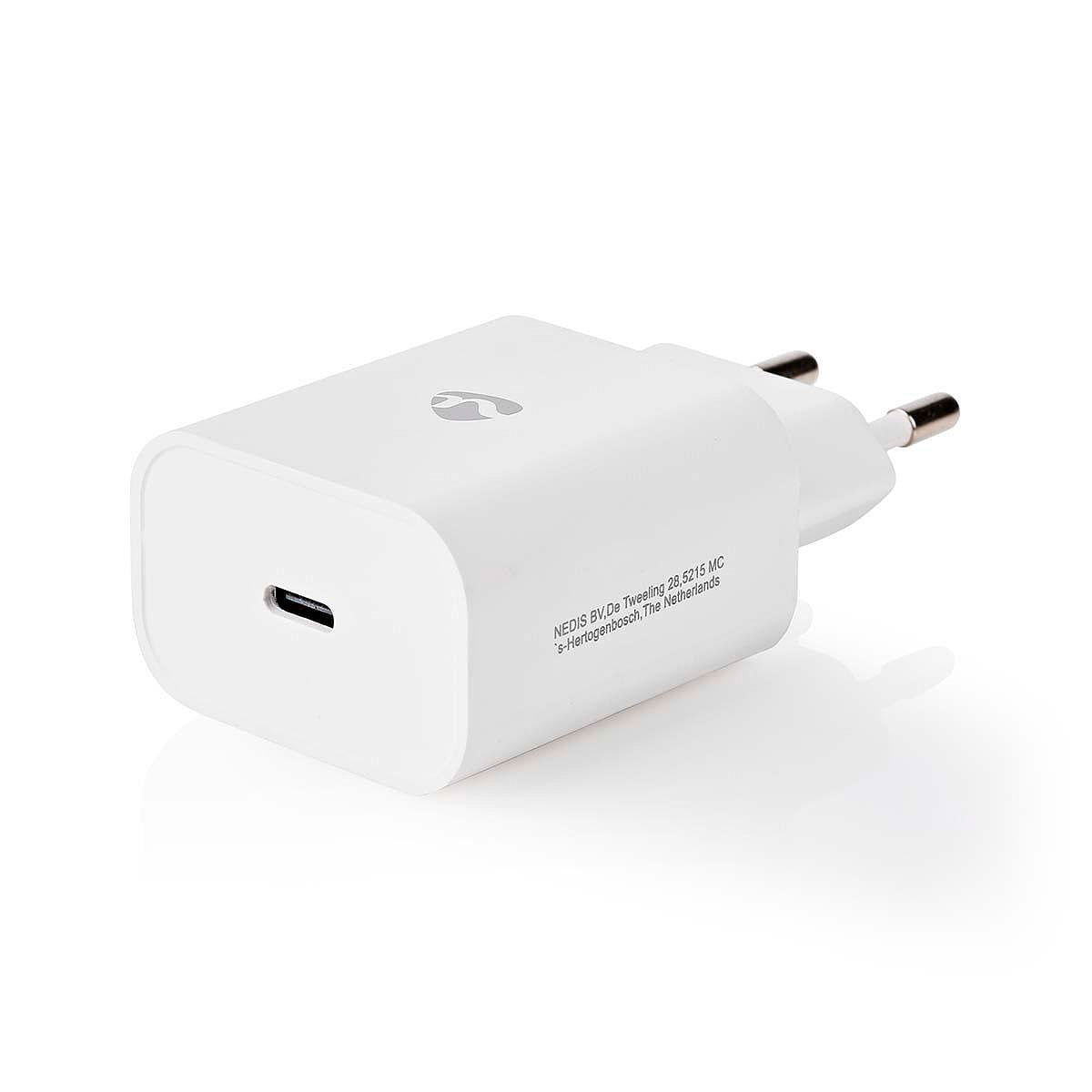 Nedis Seinälaturi 1-Ulostulo PD3.0 20W USB-C on valkoinen seinälaturi, jossa on kaksi pyöreää metallipiikkiä ja yksinkertainen muotoilu, jossa on logo ja pieni painettu teksti sivussa valkoisella pohjalla.
