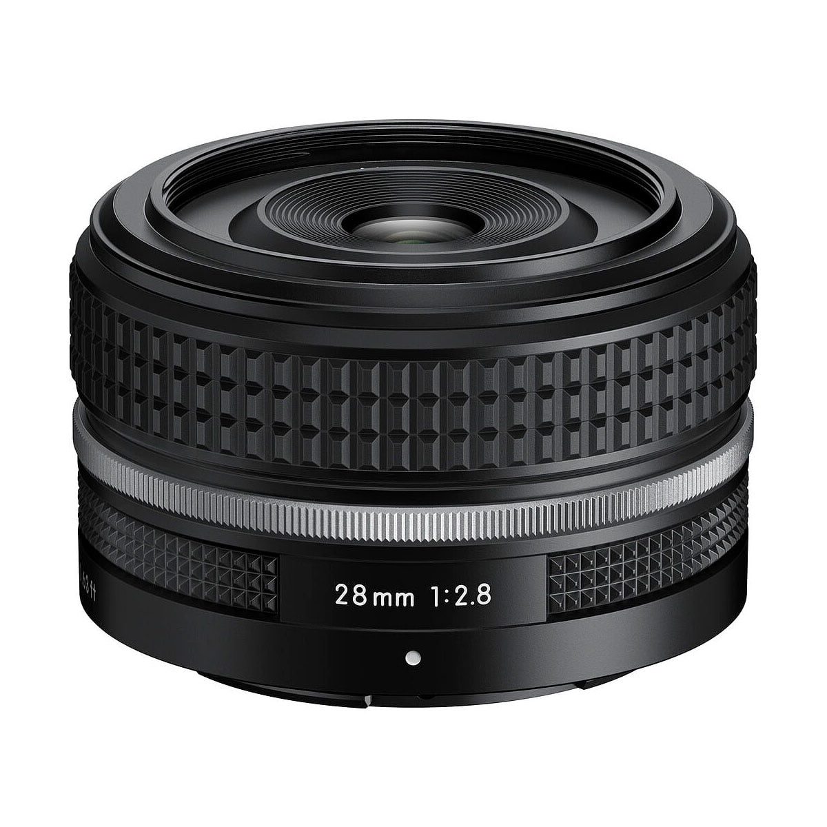 Nikon_Nikkor_Z_28mm_f_2_8_001 Nikon Nikkor Z 28mm f/2.8 SE -objektiivi on musta kameraobjektiivi, jossa on kuvioitu tarkennusrengas ja hopeinen korostus valkoista taustaa vasten.