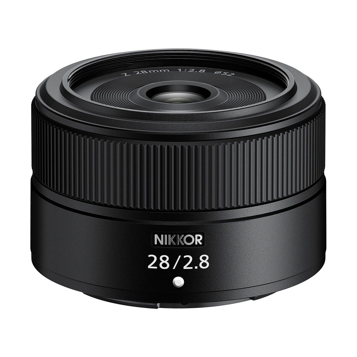 Nikon Nikkor Z 28mm f/2.8 -objektiivi, musta, jossa on merkintä "Z 28mm 1:2.8", jossa on leveä etulasi ja harjakuvioinen tarkennusrengas ja joka on esillä valkoista taustaa vasten.