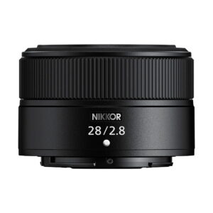 Nikon Nikkor Z 28mm f/2.8 -objektiivi on esillä valkoisella taustalla, ja sen musta viimeistely, kuvioitu tarkennusrengas ja valkoiset kirjaimet, jotka ilmoittavat tuotemerkin ja objektiivin tekniset tiedot.