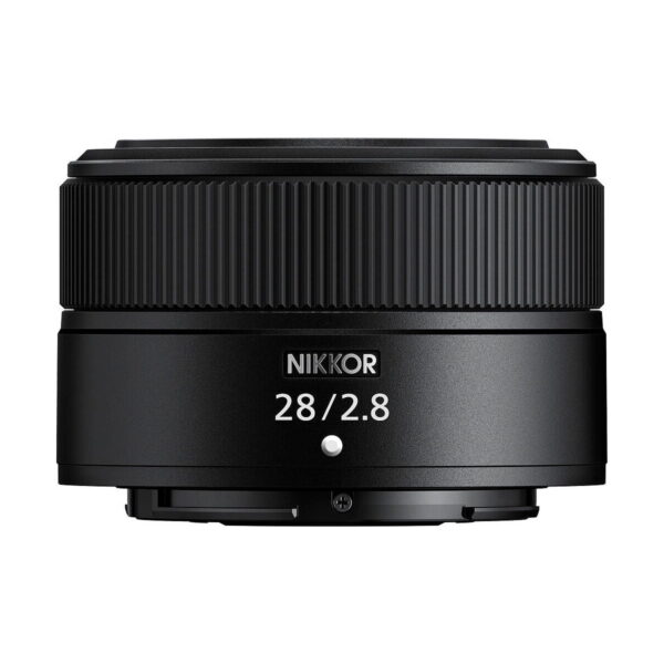 Nikon Nikkor Z 28mm f/2.8 -objektiivi on esillä valkoisella taustalla, ja sen musta viimeistely, kuvioitu tarkennusrengas ja valkoiset kirjaimet, jotka ilmoittavat tuotemerkin ja objektiivin tekniset tiedot.