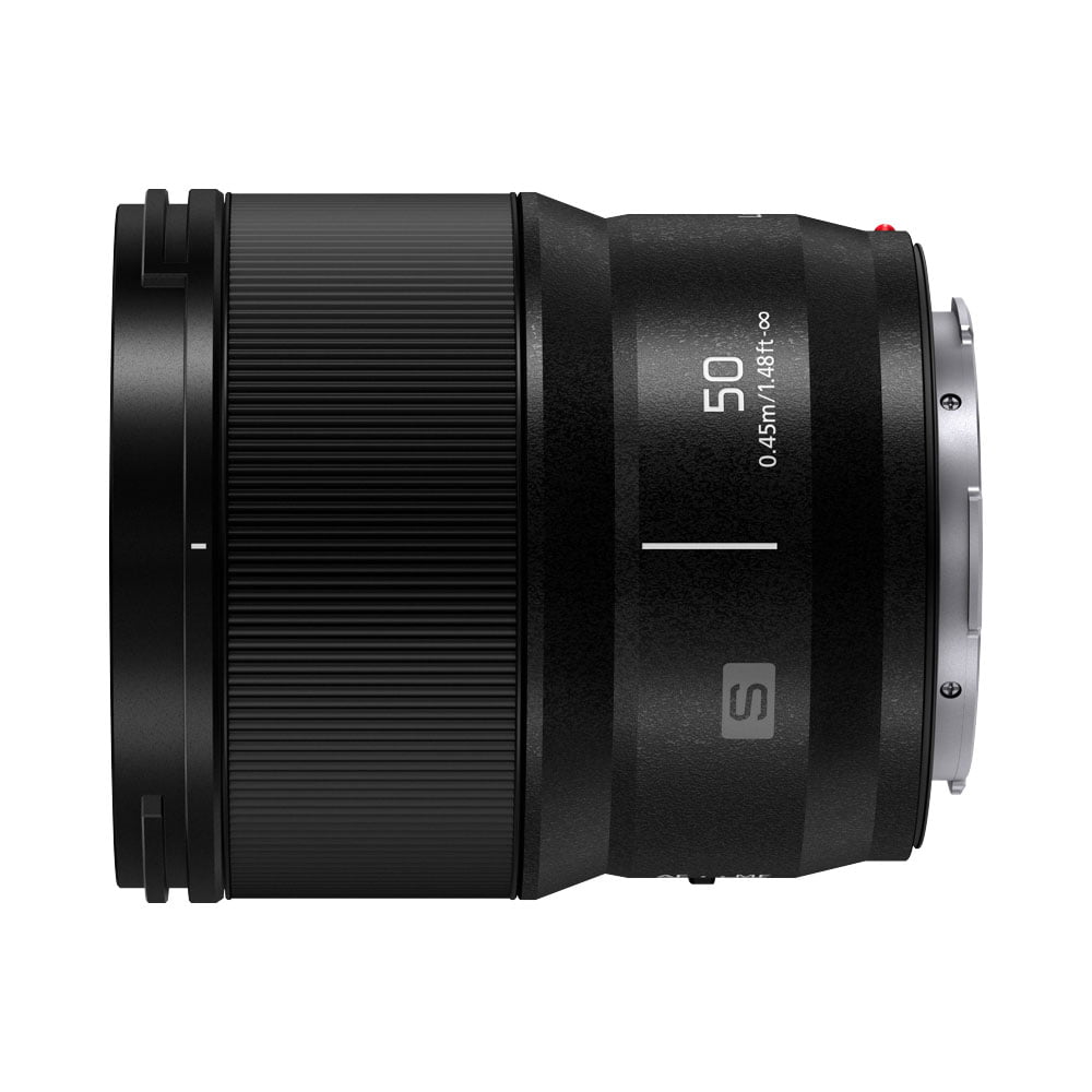 Panasonic Lumix S-objektiivi 50mm F/1.8 -objektiivi näkyy sivuprofiilissa valkoisella taustalla, ja siinä on numero 50, tarkennusetäisyysmerkinnät ja oikealla näkyvä objektiivin kiinnitys.