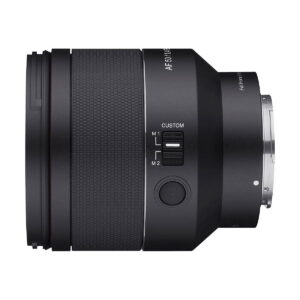 Samyang AF 50mm f/1.4 II - Sony FE -objektiivin sivukuvan lähikuvassa näkyy sen musta kuvioitu kahva, M1/M2-kytkin, suuri painike ja metallinen kiinnitysrengas, kaikki eristettynä valkoiselle taustalle.