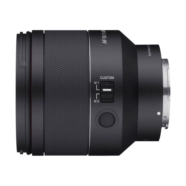Samyang AF 50mm f/1.4 II - Sony FE -objektiivin sivukuvan lähikuvassa näkyy sen musta kuvioitu kahva, M1/M2-kytkin, suuri painike ja metallinen kiinnitysrengas, kaikki eristettynä valkoiselle taustalle.