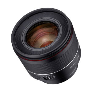 Samyang AF 50mm f/1.4 II - Sony FE -objektiivin lähikuvassa näkyy sen musta tynnyri, näkyvä lasielementti, tarkennusrengas ja AF/MF-kytkin, jossa on "AF 50/1.4 FE" -merkintä sekä punaiset ja valkoiset korostusviivat.