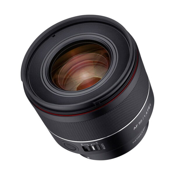 Samyang AF 50mm f/1.4 II - Sony FE -objektiivin lähikuvassa näkyy sen musta tynnyri, näkyvä lasielementti, tarkennusrengas ja AF/MF-kytkin, jossa on "AF 50/1.4 FE" -merkintä sekä punaiset ja valkoiset korostusviivat.