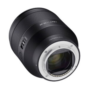 Lähikuvassa Samyang AF 50mm f/1.4 II - Sony FE -objektiivista näkyy sen musta ulkopinta, metallinen kiinnitys, säätökytkimet, kuvioitu kahva ja "AF 50/1.4 FE II" -merkintä.