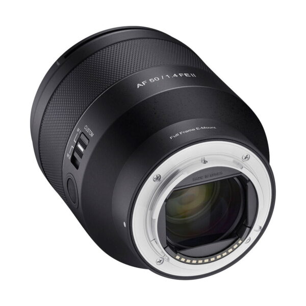 Lähikuvassa Samyang AF 50mm f/1.4 II - Sony FE -objektiivista näkyy sen musta ulkopinta, metallinen kiinnitys, säätökytkimet, kuvioitu kahva ja "AF 50/1.4 FE II" -merkintä.