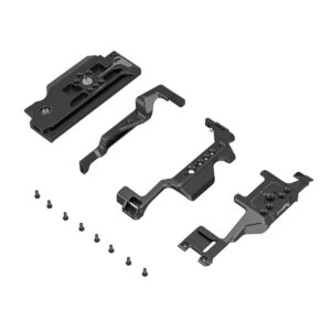 Nikon Z9 3195:lle tarkoitetun SmallRig Cage for Nikon Z9 3195:n neljä komponenttia ja kymmenen pientä ruuvia on järjestetty valkoiselle taustalle, ja ne esittelevät kameran kiinnittämiseen tai vakauttamiseen tarkoitettua modulaarista rakennetta.