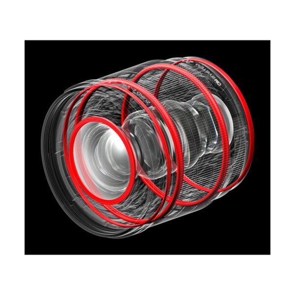 Läpinäkyvä 3D-versio OM SYSTEM M.Zuiko Digital ED 20mm f/1.4 PRO -objektiivi -objektiivista, joka paljastaa monimutkaiset lasielementit ja tunnusomaiset punaiset renkaat mustaa taustaa vasten.