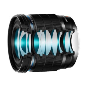 OM SYSTEM M.Zuiko Digital ED 20mm f/1.4 PRO -objektiivin poikkileikkaus näyttää useita sisäisiä lasielementtejä sen mustassa tynnyrissä, ja jotkin osat on korostettu sinisellä optisen rakenteen havainnollistamiseksi.