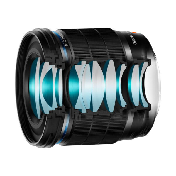 OM SYSTEM M.Zuiko Digital ED 20mm f/1.4 PRO -objektiivin poikkileikkaus näyttää useita sisäisiä lasielementtejä sen mustassa tynnyrissä, ja jotkin osat on korostettu sinisellä optisen rakenteen havainnollistamiseksi.
