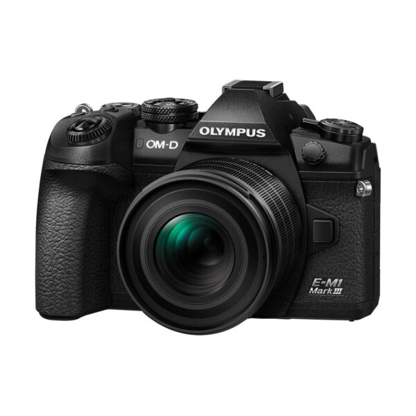 OM SYSTEM M.Zuiko Digital ED 20mm f/1.4 PRO -objektiivi, joka on kuvattu edestä pienestä kulmasta, korostaa sen tyylikästä mustaa muotoilua, säätörenkaita ja yksityiskohtaista rakennuslaatua.