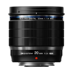 OM SYSTEM M.Zuiko Digital ED 20mm f/1.4 PRO -objektiivi pystyasennossa valkoisella pohjalla, jossa näkyy objektiivin rungon merkki, polttoväli ja aukon merkinnät.