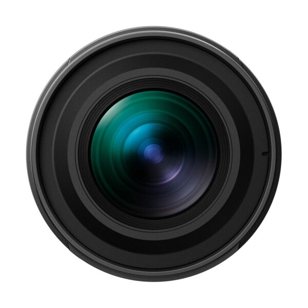 Lähikuva OM SYSTEM M.Zuiko Digital ED 20mm f/1.4 PRO -objektiivi -objektiivista, jossa näkyvät valkoista taustaa vasten näkyvät samankeskiset renkaat ja lasiheijastukset, joiden keskellä on vihreitä ja sinisiä korostuksia.