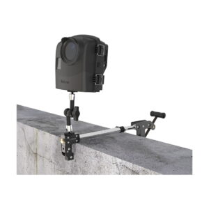 Brinno_ACC1000P_Camera_Clamp_Plus_002 Brinno ACC1000P Camera Clamp Plus, jossa on säädettävä varsi ja kahva turvallista asentoa varten, on asennettu betonilaatan reunaan pitämään mustaa kameraa.