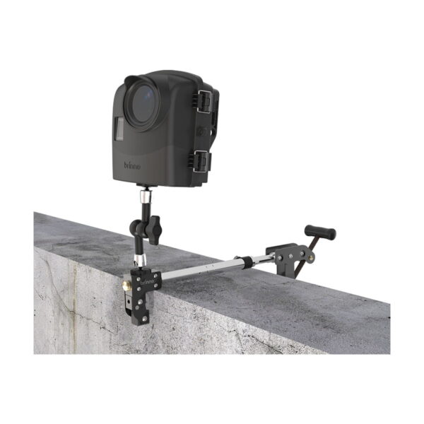 Brinno_ACC1000P_Camera_Clamp_Plus_002 Brinno ACC1000P Camera Clamp Plus, jossa on säädettävä varsi ja kahva turvallista asentoa varten, on asennettu betonilaatan reunaan pitämään mustaa kameraa.