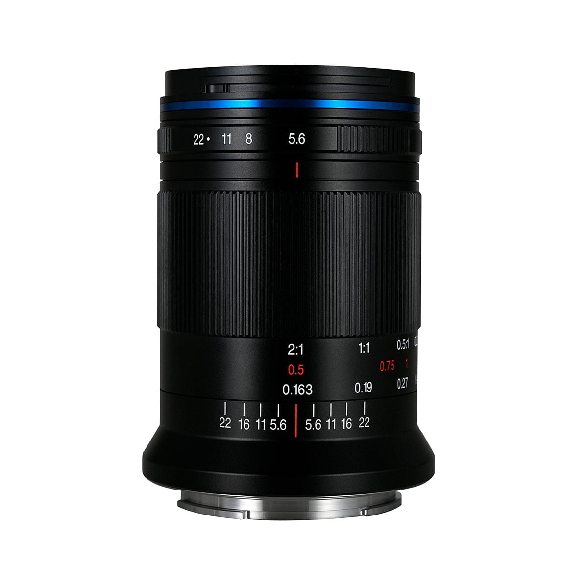 Laowa 85mm f/5.6 2X Ultra-Macro APO - Sony FE on musta objektiivi, jossa on uurrettu kahva, sininen korostusrengas sekä valkoiset ja punaiset aukko- ja tarkennusmerkinnät valkoista taustaa vasten.