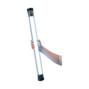 Käsi pitelee NANLITE Waterproof Tube for PavoTube II 15X -putkea, pitkää lieriömäistä LED-työvaloa, jossa on mustat päätykappaleet ja joka hehkuu kirkkaasti valkoista taustaa vasten.