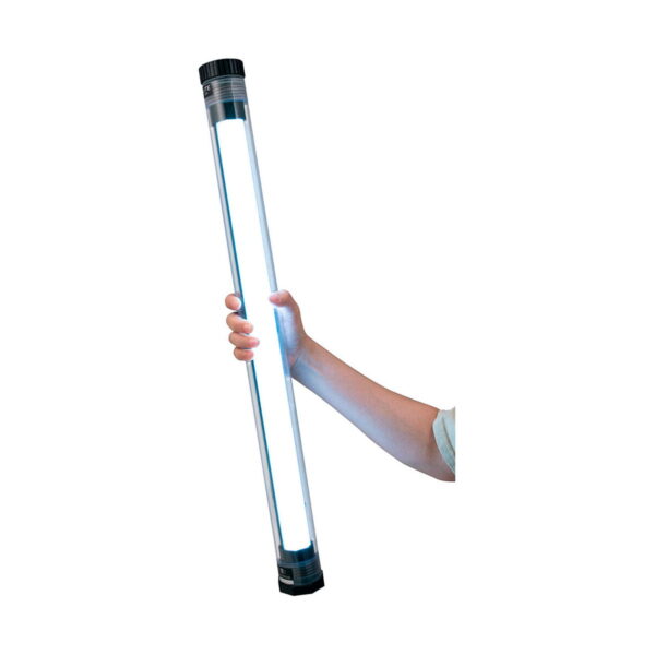 Käsi pitelee NANLITE Waterproof Tube for PavoTube II 15X -putkea, pitkää lieriömäistä LED-työvaloa, jossa on mustat päätykappaleet ja joka hehkuu kirkkaasti valkoista taustaa vasten.