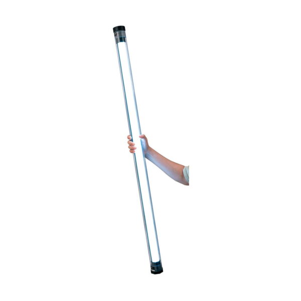 Käsi pitää NANLITE Waterproof Tube for PavoTube II 30X -putkea pystysuorassa valkoista taustaa vasten.