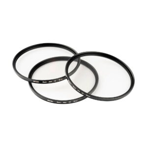 NiSi-suodatin Black Mist 1/2 82mm -diffuusiosuodin on esitetty päällekkäin muiden pyöreiden mustareunaisten suodattimien kanssa, jotka on merkitty NiSi Black Mist -nimellä ja joiden vahvuudet vaihtelevat, valkoisella pohjalla.