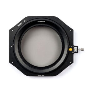 NiSi Filter Holder Kit V7 (True Color NC CPL) -levysuodin pidike, kuvassa ylhäältäpäin valkoisella pohjalla, sisältää 82 mm:n mustan renkaan, jossa on hopeanväriset ja keltaiset säätönupit käytettäväksi 100 mm:n suodatinpidikejärjestelmässä.