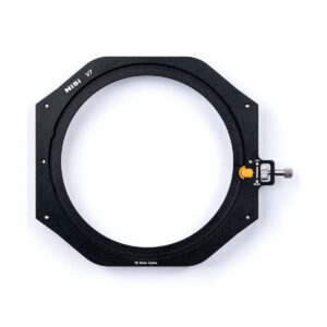 Musta NiSi Filter Holder Kit V7 (True Color NC CPL) -levysuodin pidike kameran objektiiveille, pyöreä, kahdeksankulmaisella ulkoreunalla ja metallisilla säätönupilla, näkyy ylhäältäpäin valkoisella pohjalla.