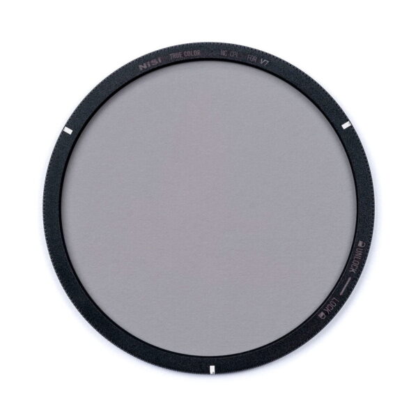 NiSi Filter Holder Kit V7 (True Color NC CPL) sisältää pyöreän mustareunaisen suodattimen, jossa on harmaasävyinen lasi ja merkityt reunat, ja joka on esitetty eristettynä valkoisella taustalla.