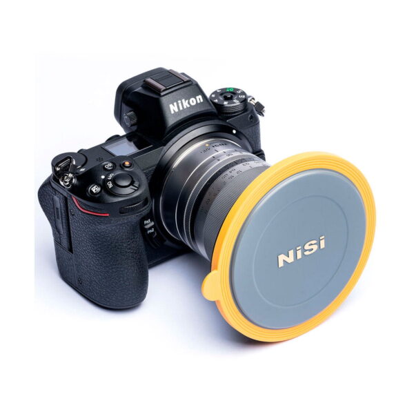 Musta Nikon-kamera, jossa on suuri objektiivi, jossa on pyöreä, harmaa ja keltainen NiSi-suodatin Holder Kit V7 (True Color NC CPL) -levysuodin pidike, valkoista taustaa vasten.