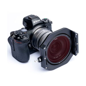 Valkoisella taustalla näkyy musta Nikon DSLR-kamera, jossa on laajakuvaobjektiivi ja jonka etupuolelle on kiinnitetty NiSi Filter Holder Kit V7 (True Color NC CPL) -levysuodin pidike.