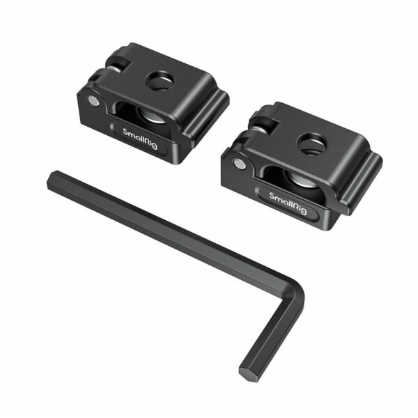 Kaksi mustaa SmallRig 2418 Universal Spring -jousikaapelikiinnikettä (2 kpl) näkyy mustan L-muotoisen kuusiokoloavaimen yläpuolella valkoisella pohjalla. Kummassakin puristimessa on keskireikä, urat ja siinä näkyy tuotemerkki.