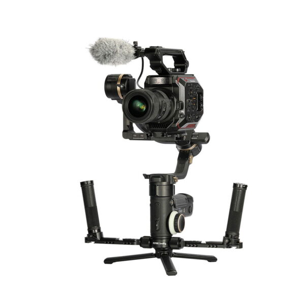 SmallRig_2857_Dual_Handgrip_for_ZHIYUN_CRANE_3S_Handheld_Stabilizer_003 The SmallRig 2857 Dual Handgrip is attached to the ZHIYUN CRANE 3S handgrip with professional video camera and external microphone, featuring a tripod stand and dual handles isolated on a white background.