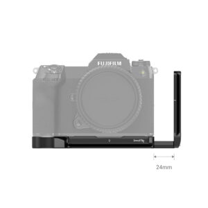 SmallRig 3232 L-kiinnike Fujifilm GFX 100S:lle ja GFX 50S II:lle on kiinnitetty Fujifilm-kameran jalustaan ja kylkeen, ja kiinnike on korostettu ja oikealla näkyy 24 mm:n aukko; kamera näkyy harmaana.