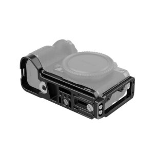 SmallRig 3232 L-kiinnike Fujifilm GFX 100S:lle ja GFX 50S II:lle näkyy kiinnitettynä osittain läpinäkyvän kamerarungon pohjaan ja kylkeen ilman objektiivia, mikä korostaa kiinnikkeen sopivuutta.