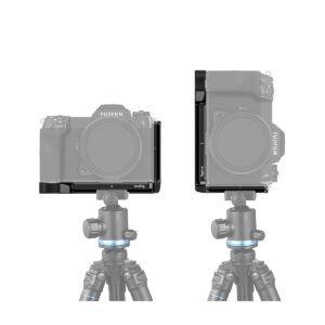 Kaksi kameraa, yksi vaaka- ja yksi pystysuora, ja molempiin on kiinnitetty SmallRig 3232 L-teline Fujifilm GFX 100S:lle ja GFX 50S II:lle.