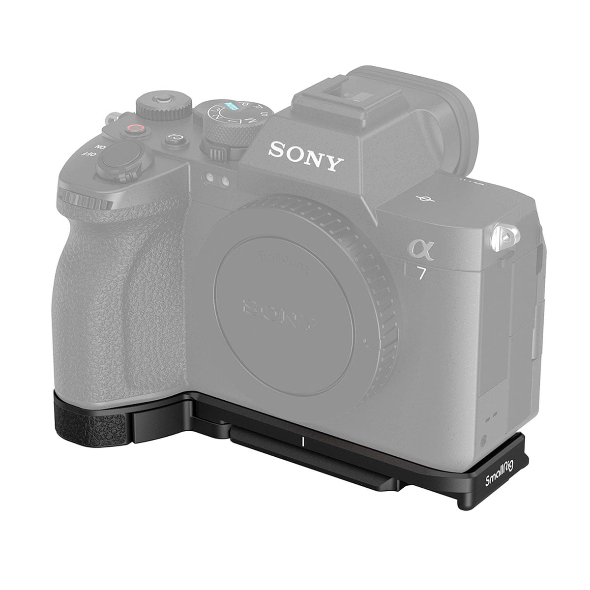 Sony Alpha 7 IV -kamera, jonka pohjaan on kiinnitetty musta SmallRig 3666 Baseplate, joka korostaa pohjalevyä. Kamera on osittain harmaasävytetty SmallRig 3666 -lisävarusteen korostamiseksi.