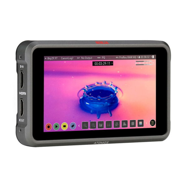 Atomos Ninja V+ 5,2" HDMI ulkoinen tallennin on harmaalla kehyksellä ja näyttää korkearesoluutioisen sinisen nestemäisen räiskinnän vaaleanpunaisella taustalla, ja näytöllä on erilaisia säätimiä ja HDMI-portit näkyvät sivulla.