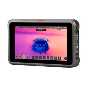 Atomos Ninja V+ 5,2" HDMI ulkoinen tallennin näyttää kosketusnäytöllään eloisan vesipisara-roiskeen vaaleanpunaisella ja oranssilla taustalla, ja näytössä näkyvät videonohjauskuvakkeet ja asetukset.