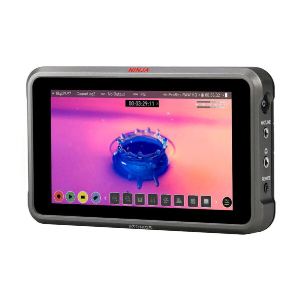 Atomos Ninja V+ 5,2" HDMI ulkoinen tallennin näyttää kosketusnäytöllään eloisan vesipisara-roiskeen vaaleanpunaisella ja oranssilla taustalla, ja näytössä näkyvät videonohjauskuvakkeet ja asetukset.