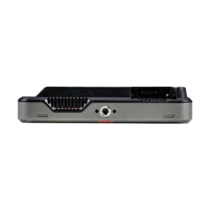 Lähikuva Atomos Ninja V+ 5,2" HDMI ulkoinen tallennin -mallin porttipaneelista, jossa on kultaiset liitäntänastat, keskeinen kierteitetty pistorasia, HDMI-portti ja muut liitännät suorakulmaisessa metallikotelossa.