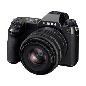 Musta Fujifilm Fujinon GF 35-70mm f/4.5-5.6 WR -objektiivi, jossa on suuri irrotettava objektiivi, on kuvattu vasemmalle päin, ja sen ylä- ja sivupuolella on tuotemerkki ja erilaisia painikkeita valkoista taustaa vasten.
